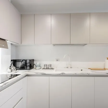 شقة Black & Light *