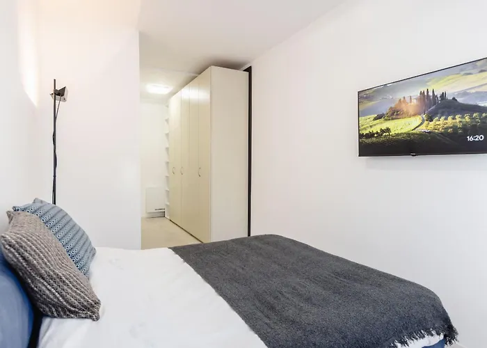 شقة Black & Light