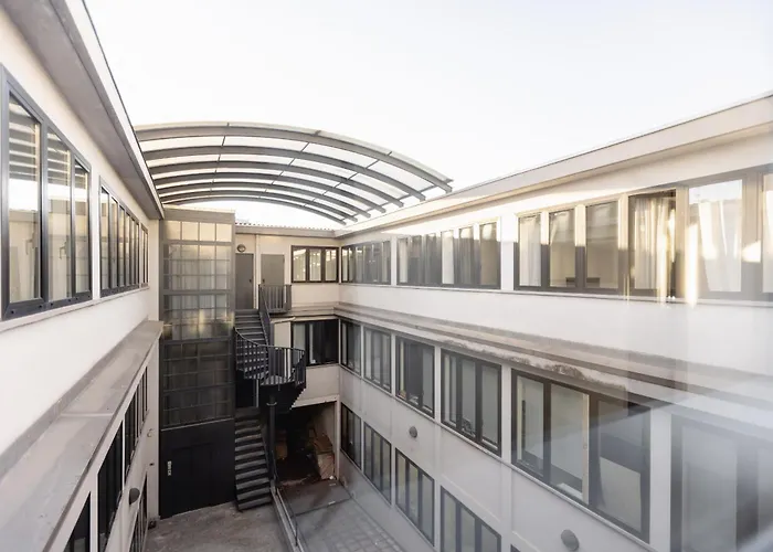 Black & Light ميلان